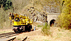 Gleise werden hinter einem Tunnel abgerissen