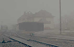Ausgangsbahnhof der Strecke im Nebel