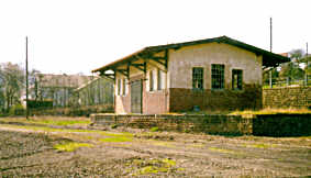 Güterschuppen als einziger Rest eines ehemaligen Bahnhofs