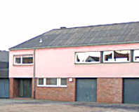 Denkmalschutz: Haus mit integrierten Garagen (Teilansicht links)
